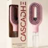 Brosse hydratante Cascadhe avec packaging cream et logo cardinal red, vue trois quarts