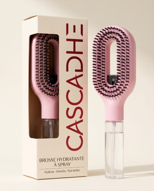 Brosse hydratante Cascadhe avec packaging cream et logo cardinal red, vue trois quarts